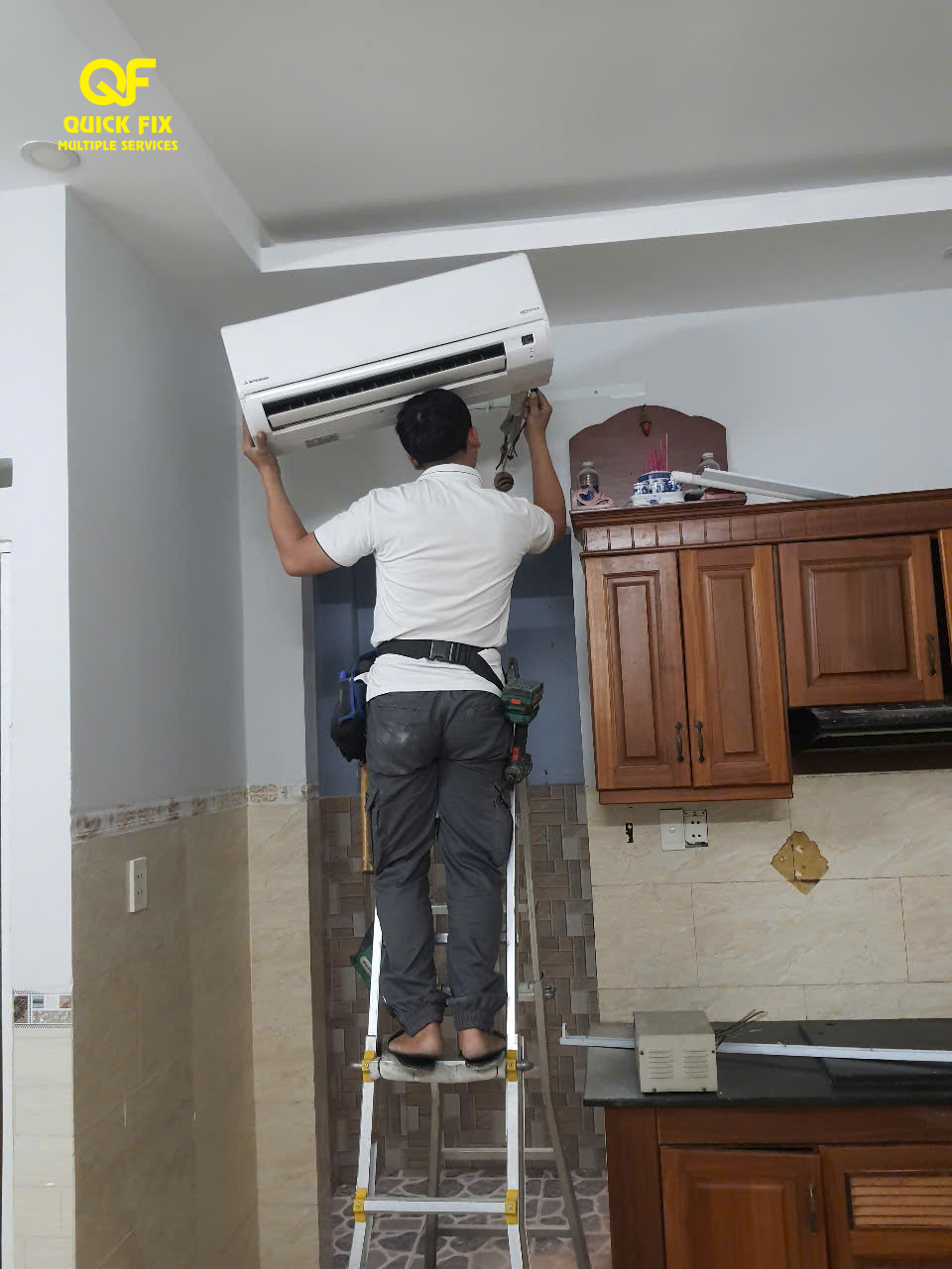 Vệ Sinh Máy Lạnh TPHCM Giá Rẻ - Rửa Sạch Sâu, Có Mặt Sau 15P