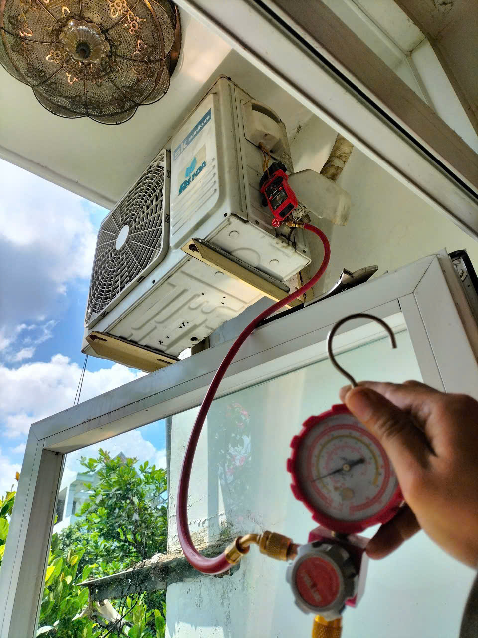 Vệ Sinh Máy Lạnh Quận 5 Định Kỳ: Lạnh Sâu, Tiết Kiệm 30% Điện