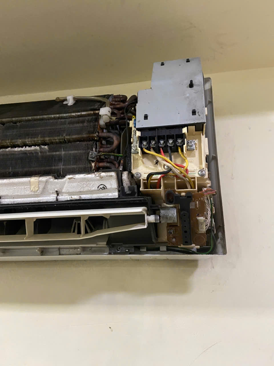 Vệ Sinh Sửa Máy Lạnh Quận 8 Giá Rẻ - Tại Nhà Nhanh Quick Fix