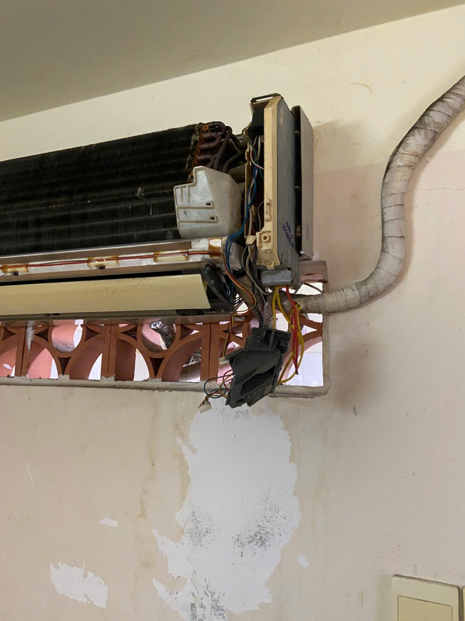 Sửa Máy Lạnh Quận 10 - Giải Pháp Phục Hồi Hiệu Năng #TOP1