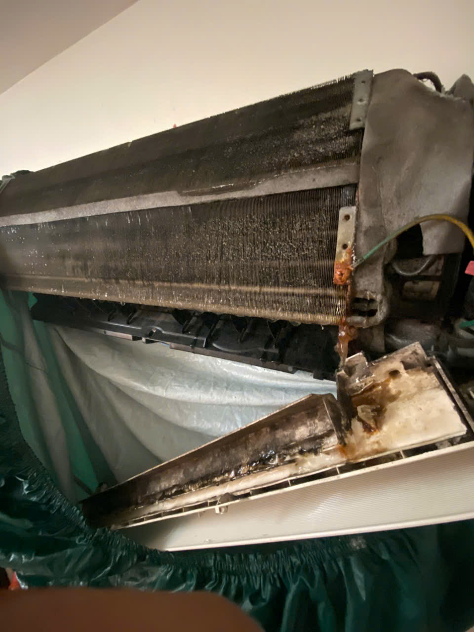 Máy Lạnh Hết Lạnh, Có Mùi Hôi? - Giải Pháp Xử Lý Triệt Để Tại Quận 4