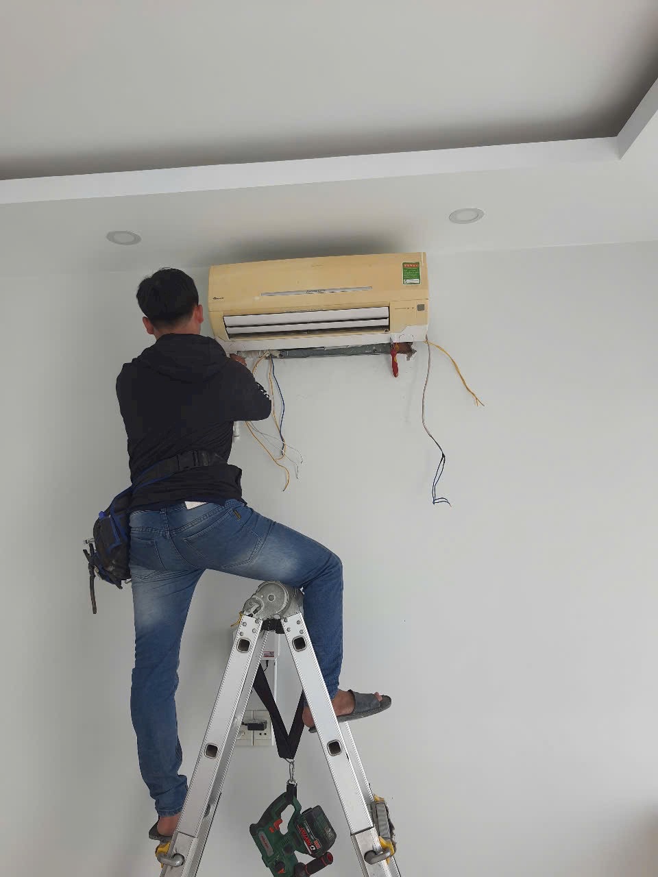 Sửa Máy Lạnh Quận 2 Giá Rẻ - Đến Ngay Sau 30P | Thợ Giỏi