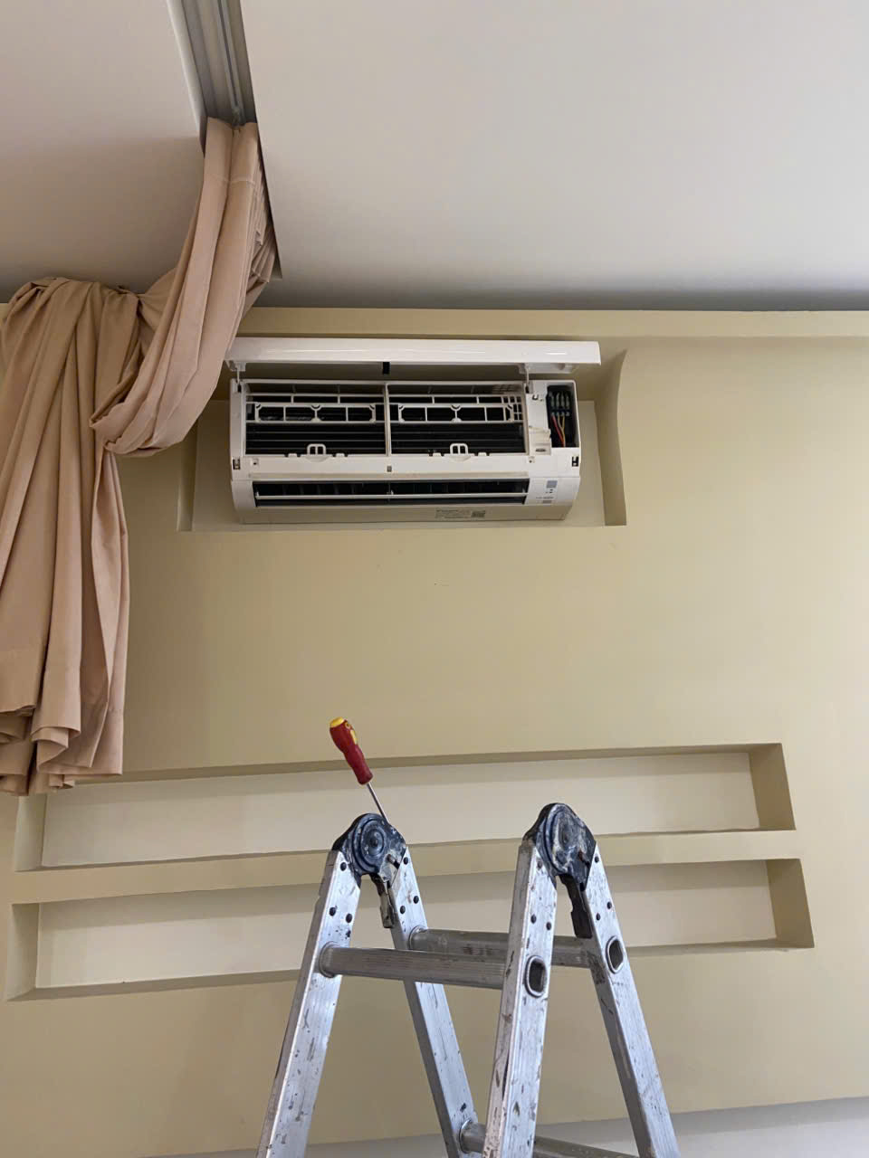 Sửa Máy Lạnh Tại Nhà Bình Tân: Thợ Giỏi, Có Mặt Sau 30 Phút, Giá Rẻ