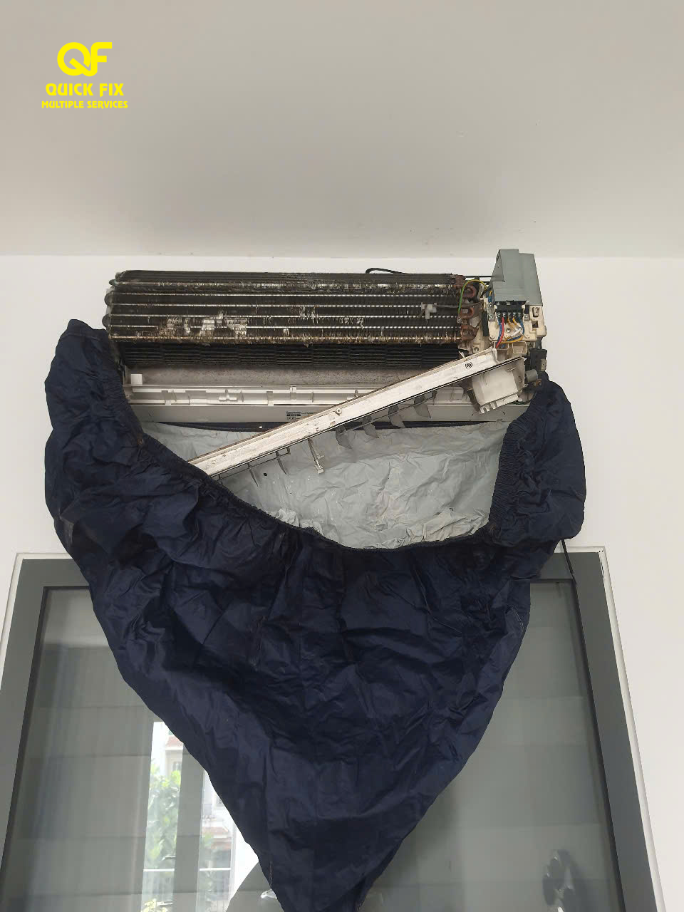 Vệ Sinh Máy Lạnh TPHCM [Giá Rẻ Nhất] – Sạch Sâu, Khử Mùi, Có Mặt Sau 30 Phút