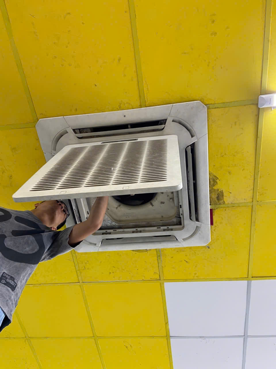 Vệ Sinh Sửa Máy Lạnh Tại Nhà Quận Tân Phú: Xử Lý Điều Hòa Không Lạnh, Có Mặt Ngay Sau 30 Phút Cùng Điện Lạnh Quick Fix