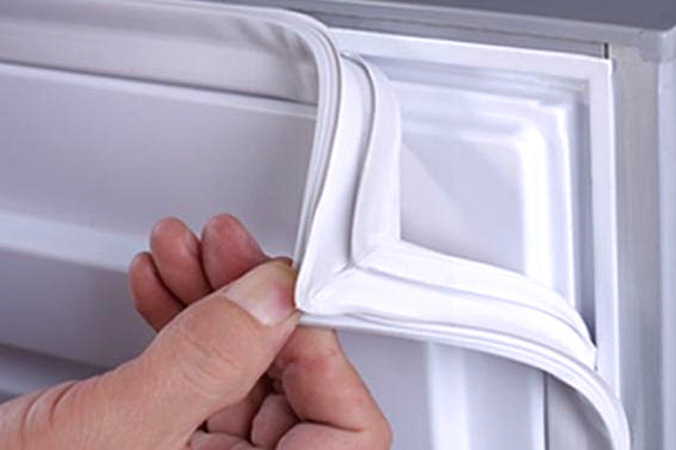 Thay Ron Tủ Lạnh Tại Nhà – Ngăn Lạnh Kín Hơi, Tiết Kiệm Điện