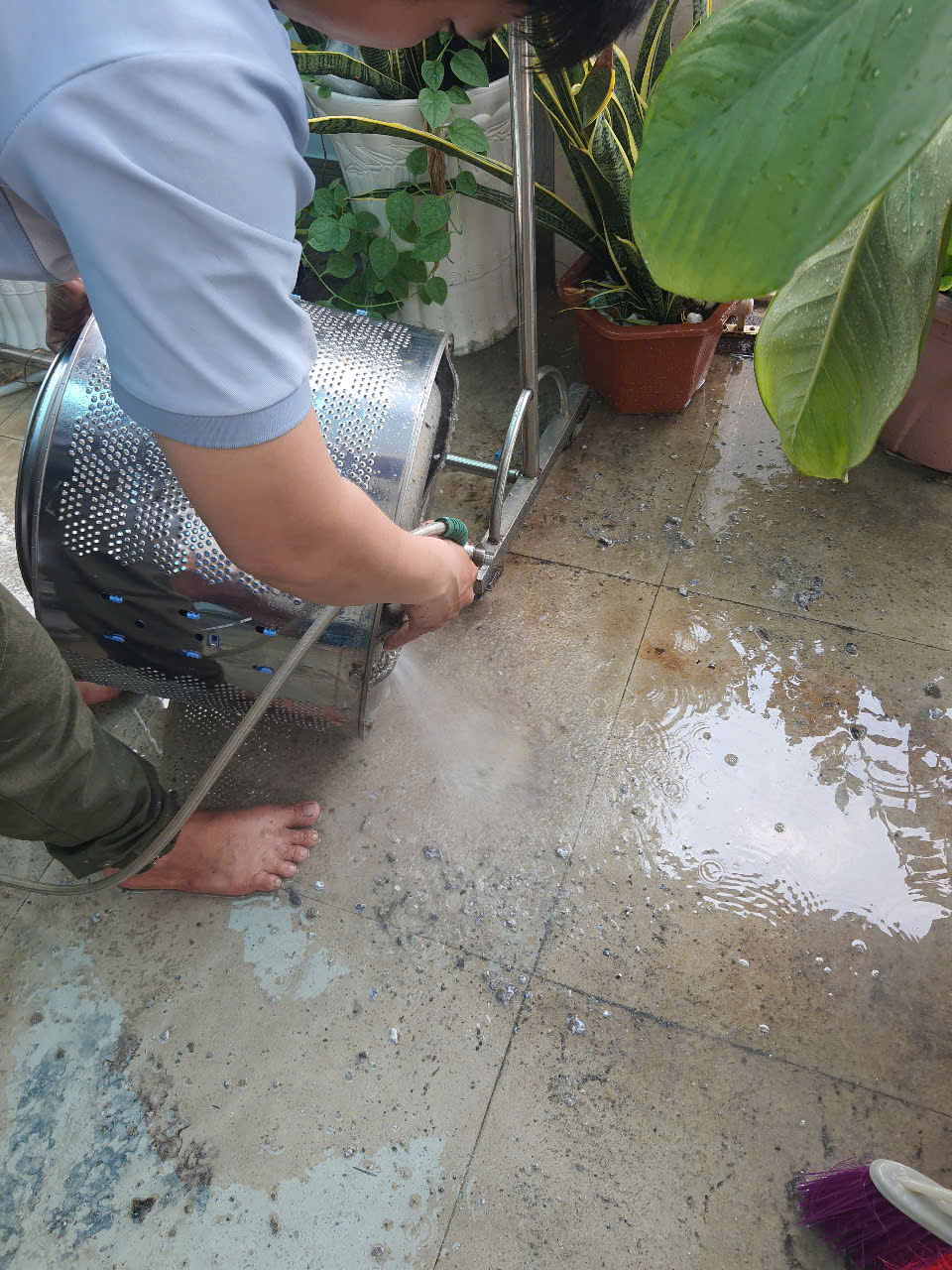 Vệ sinh máy giặt Quận 12 – Tháo vệ sinh lồng giặt, loại bỏ cặn bẩn