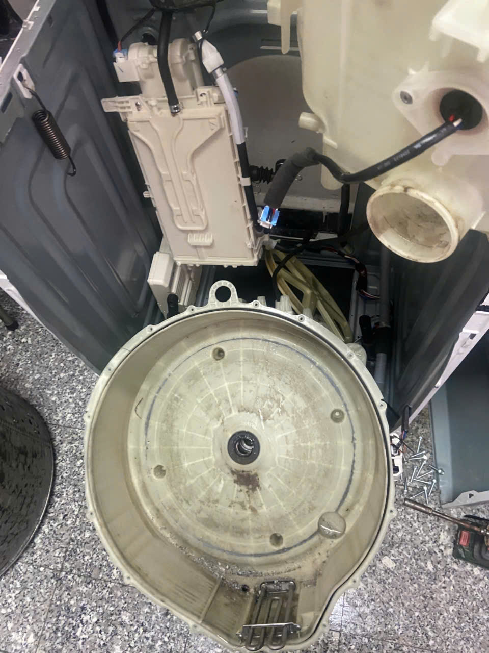 Sửa máy giặt cửa trước HCM – Thay chảng ba tại nhà uy tín